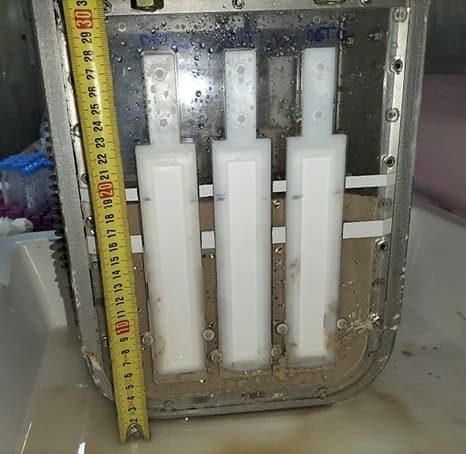 Un carottier lame instrumenté en échantillonneurs passifs DET/DGT, après déploiement par le Nautile. Les deux bandes blanches horizontales marquent la séparation entre sédiments et eau interfaciale, également récupérés pour analyses © Projet NODSSUM, CNRS, Flotte Océanographique Française (2026)