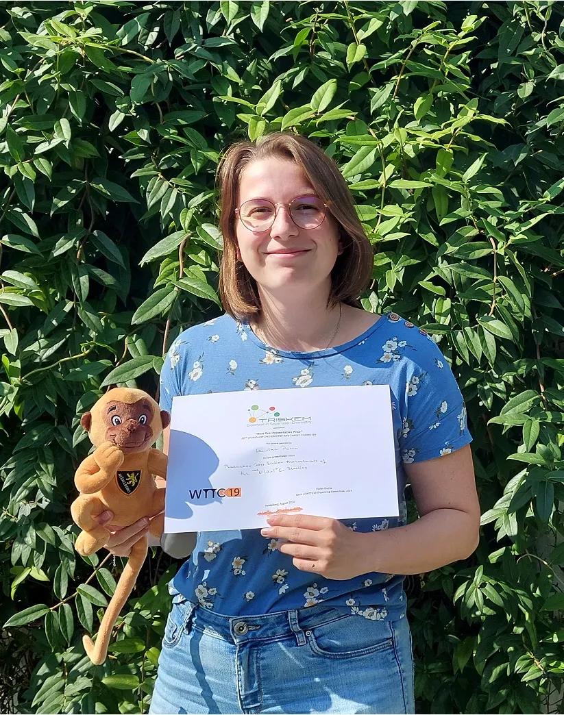 Laurine Puren a obtenu le prix de la meilleure présentation orale lors du 19th International Workshop on Targetry and Target Chemistry qui se déroulait du 25 au 30 août 2024 à Heidelberg (Allemagne).
