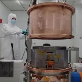 Au terme de trois mois de prise de données, le prototype du détecteur de matière noire DAMIC-M, a permis d’établir des contraintes strictes sur l’existence de particules de matière noire ultra légères
