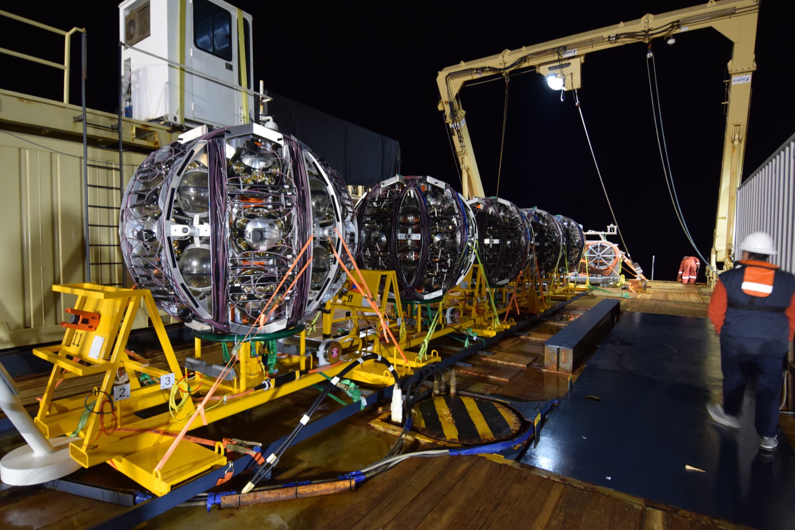 Une opération de déploiement de 5 nouvelles lignes de détection ARCA a eu lieu dans l'infrastructure du site italien de KM3NeT.