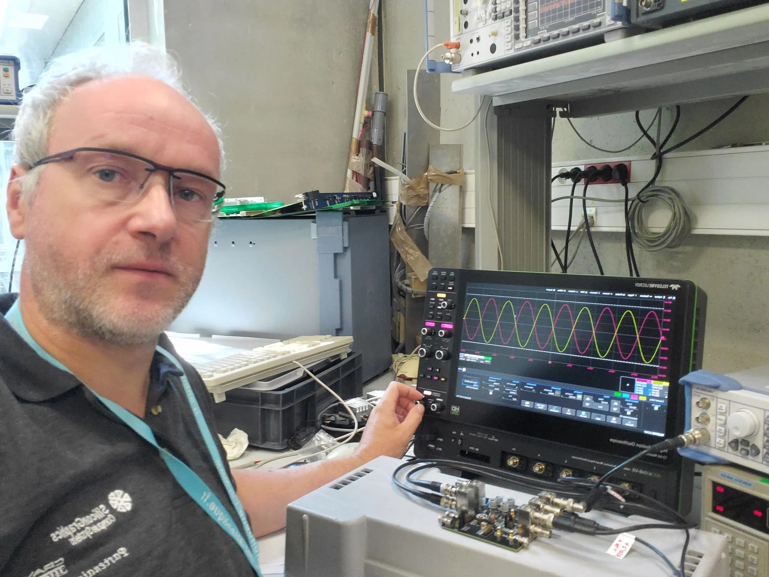 The first batch of integrated circuits produced by the CNRS Nucléaire et Particules BiCMOS R&T is currently being tested by the electronics department at Subatech.